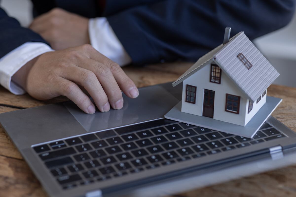 How to Find Home Buyers Online: A Modern Agent's Digital Playbook